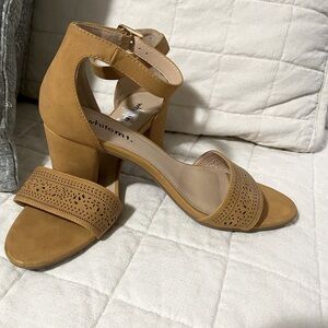 Whitemt mustard heels